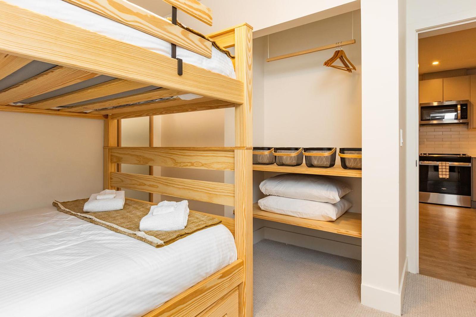 Tally Ho By Revelstoke Vacations ภายนอก รูปภาพ