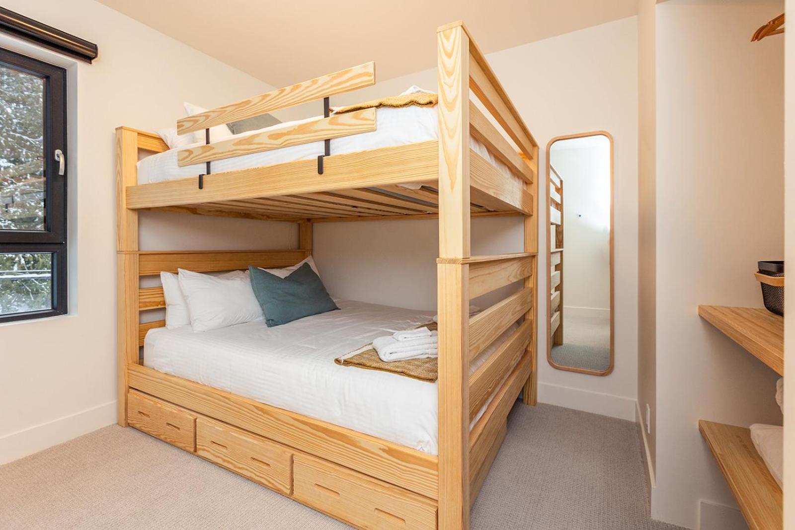 Tally Ho By Revelstoke Vacations ภายนอก รูปภาพ