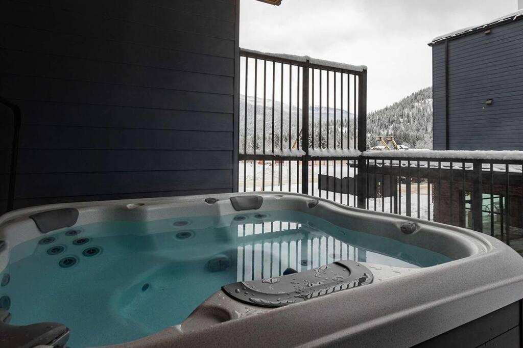 Tally Ho By Revelstoke Vacations ภายนอก รูปภาพ