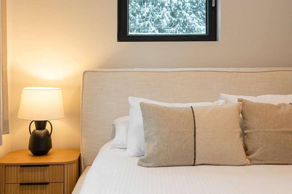 Tally Ho By Revelstoke Vacations ภายนอก รูปภาพ
