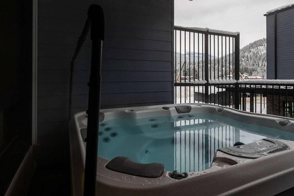 Tally Ho By Revelstoke Vacations ภายนอก รูปภาพ