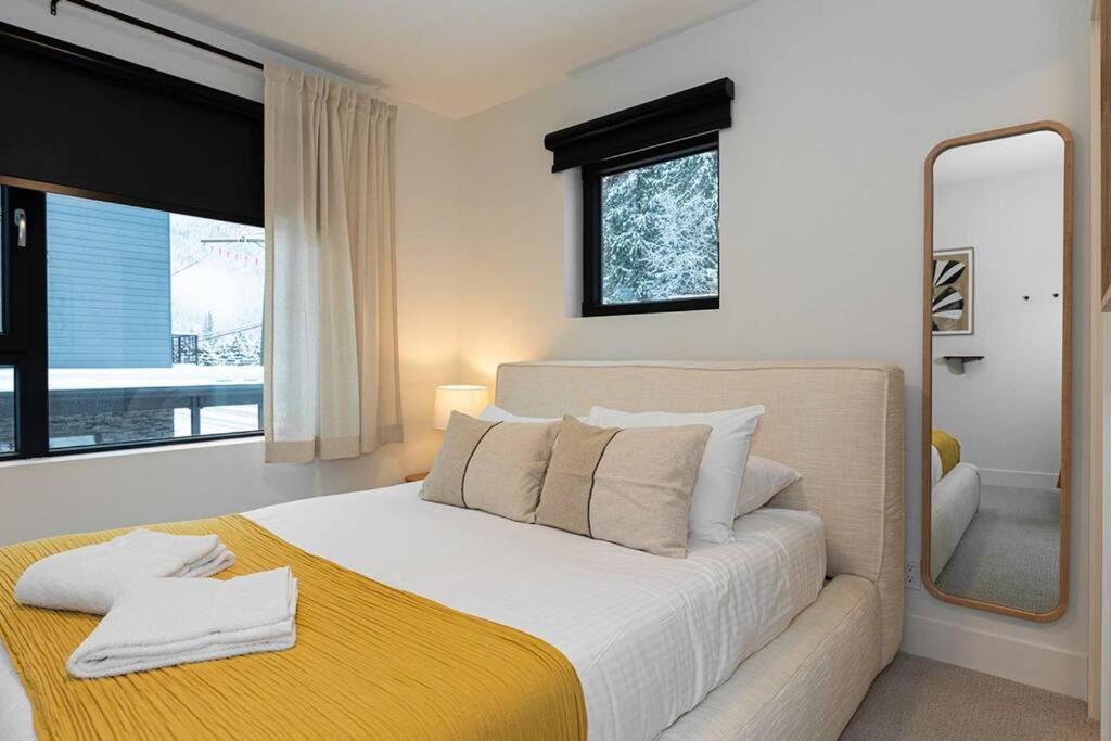 Tally Ho By Revelstoke Vacations ภายนอก รูปภาพ
