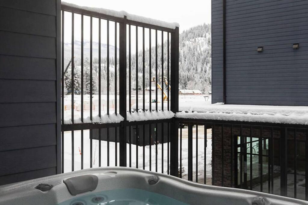Tally Ho By Revelstoke Vacations ภายนอก รูปภาพ