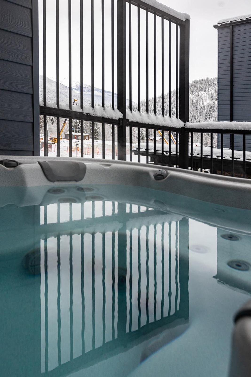 Tally Ho By Revelstoke Vacations ภายนอก รูปภาพ