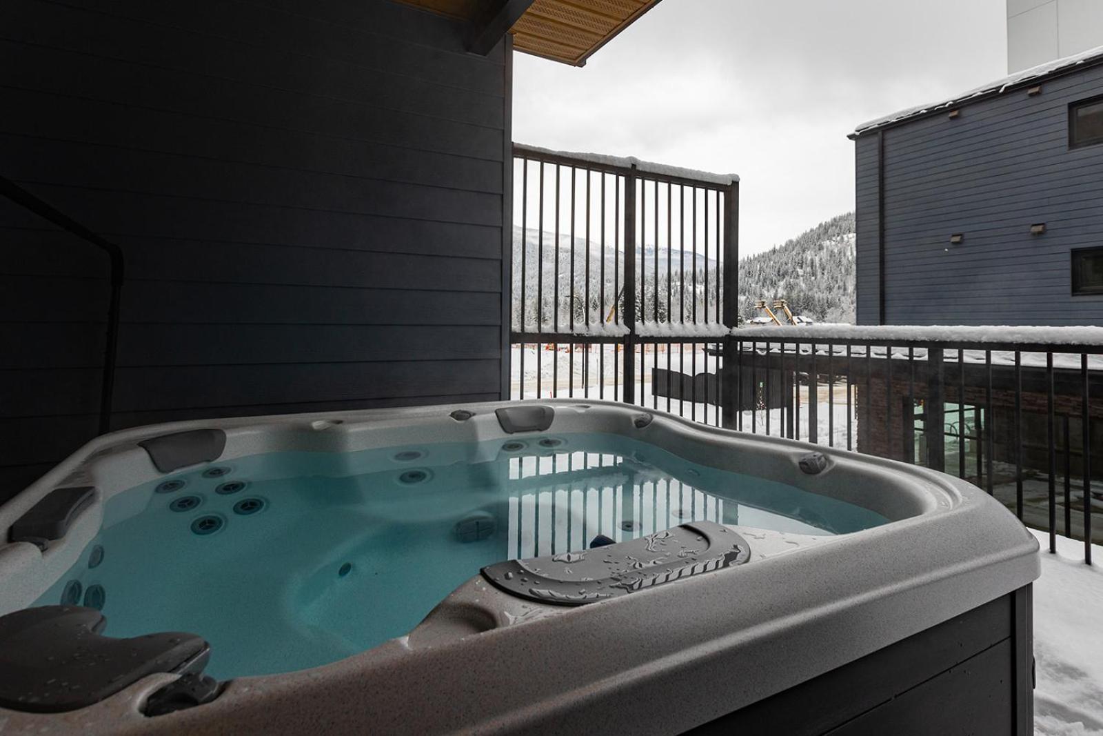 Tally Ho By Revelstoke Vacations ภายนอก รูปภาพ