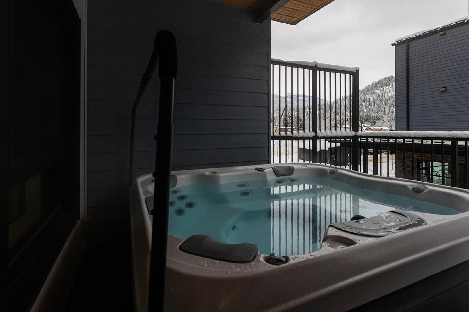 Tally Ho By Revelstoke Vacations ภายนอก รูปภาพ