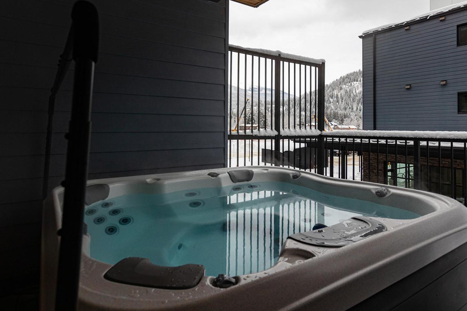Tally Ho By Revelstoke Vacations ภายนอก รูปภาพ