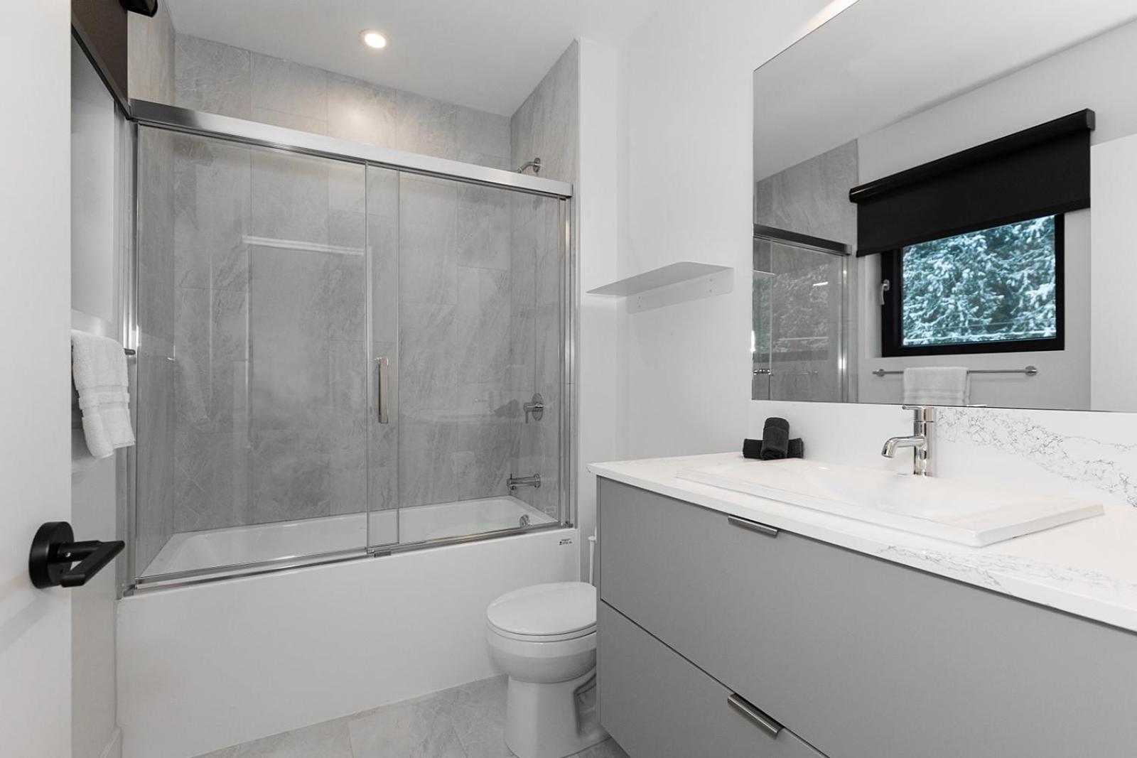 Tally Ho By Revelstoke Vacations ภายนอก รูปภาพ