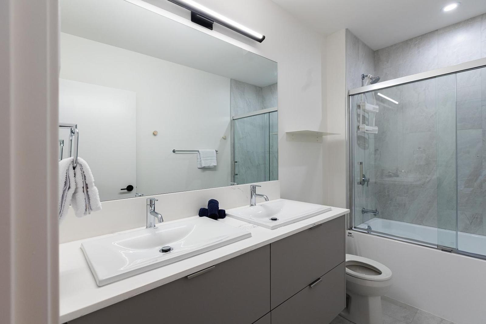 Tally Ho By Revelstoke Vacations ภายนอก รูปภาพ